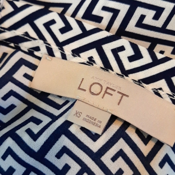 Ann Taylor Loft/ Blue/ White / Print/  Blouse - Picture 12 of 13